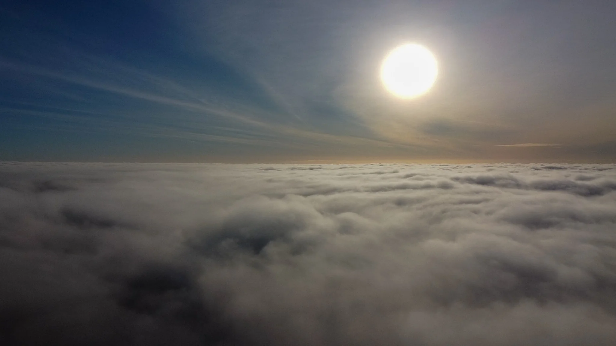 Dronefoto over et hav av skyer