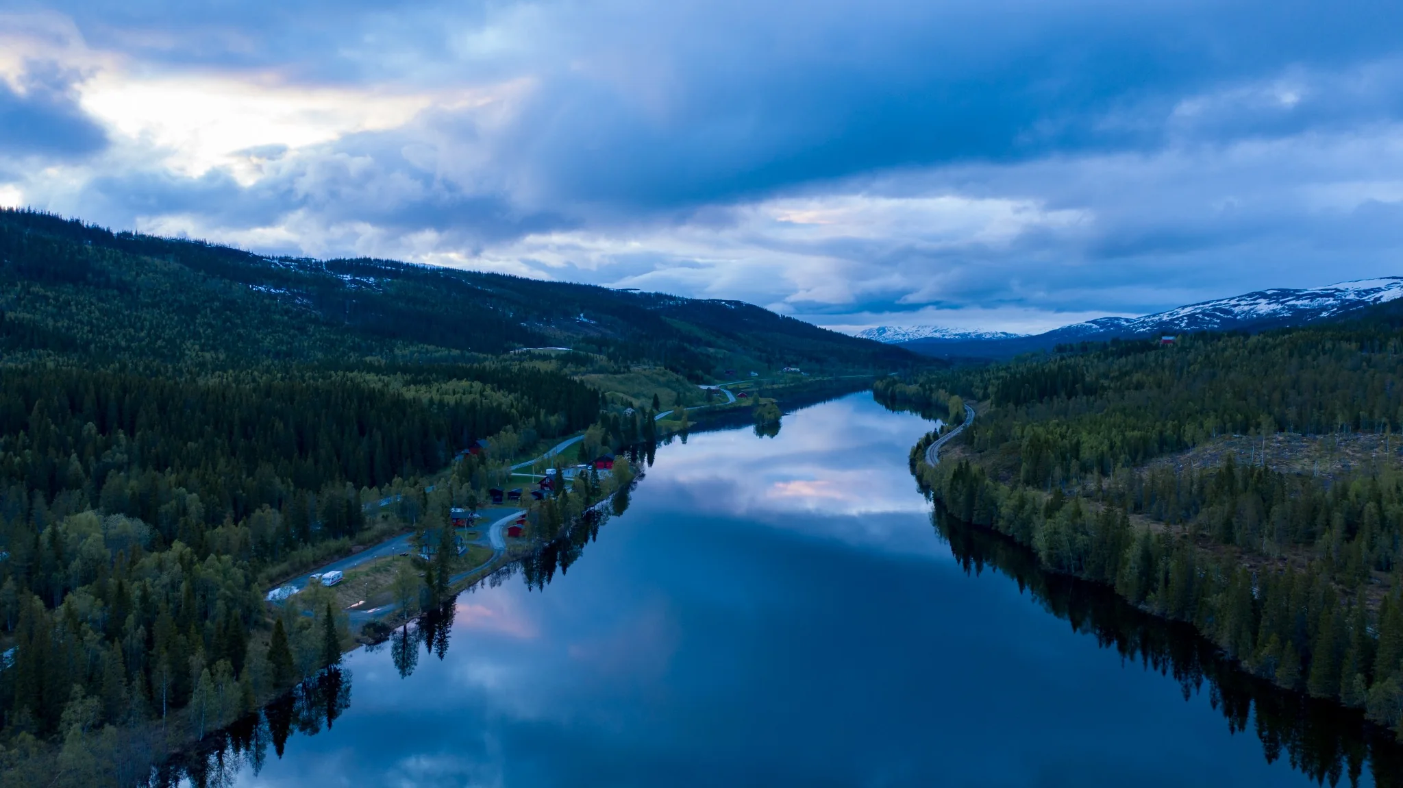 Fjell og innsjø sett fra luften