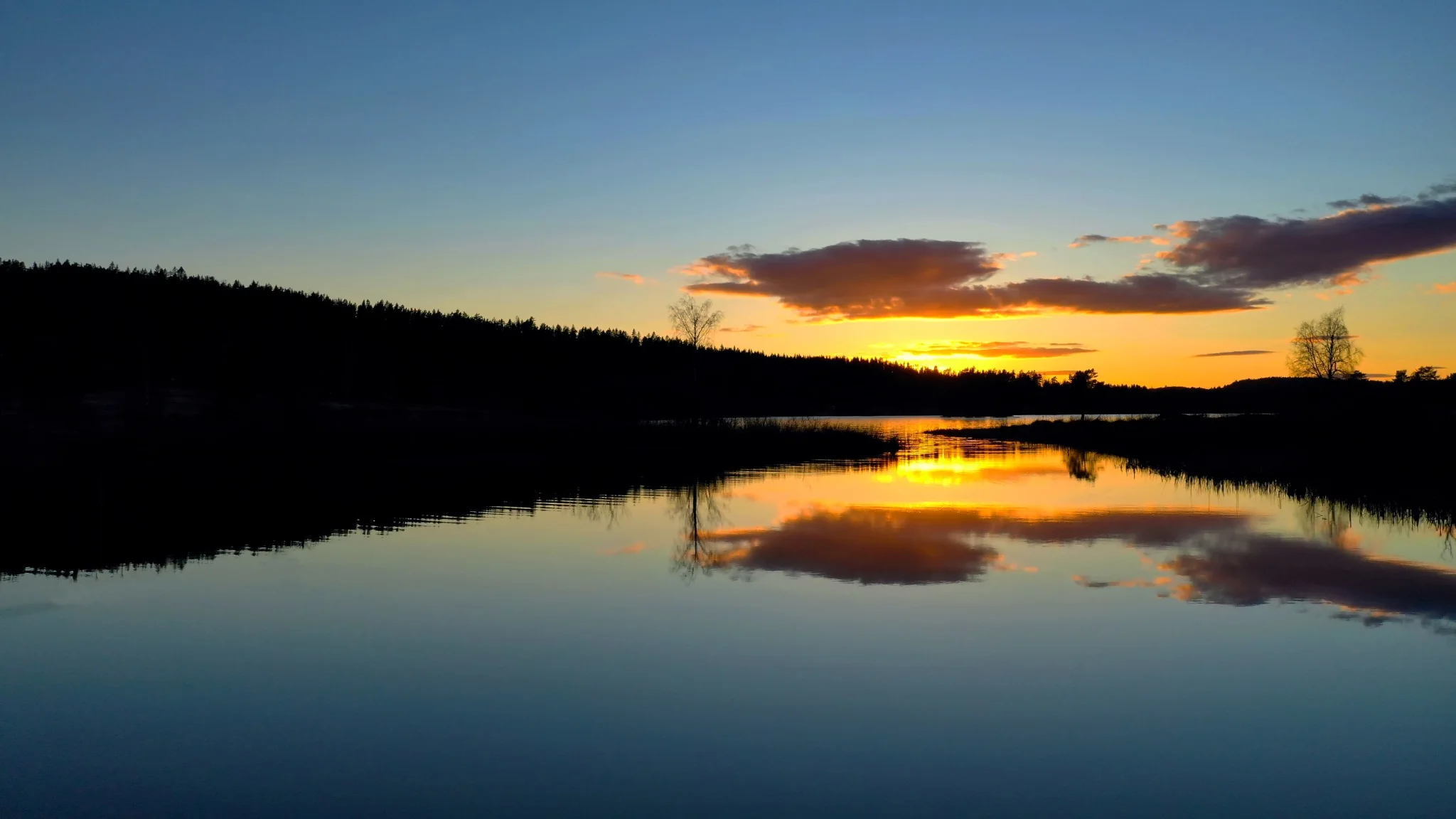 Stille vann ved solnedgang fotografert fra drone